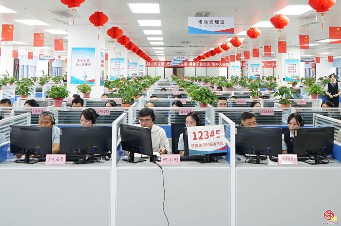 槐荫区委常委、副区长何小刚带队接听12345热线