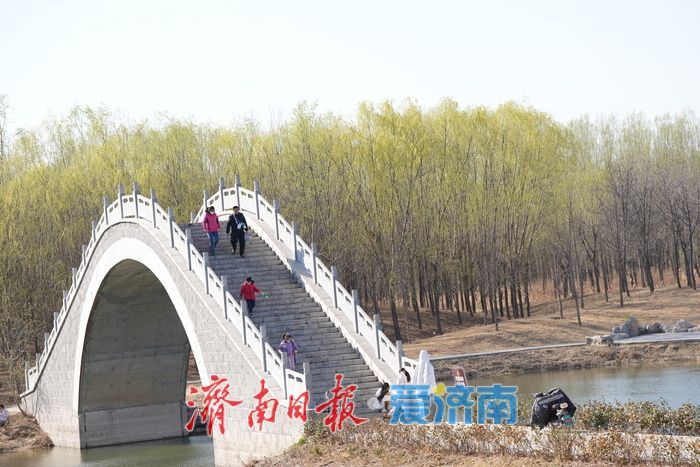 春满泉城绿意浓 玉符河畔踏青忙