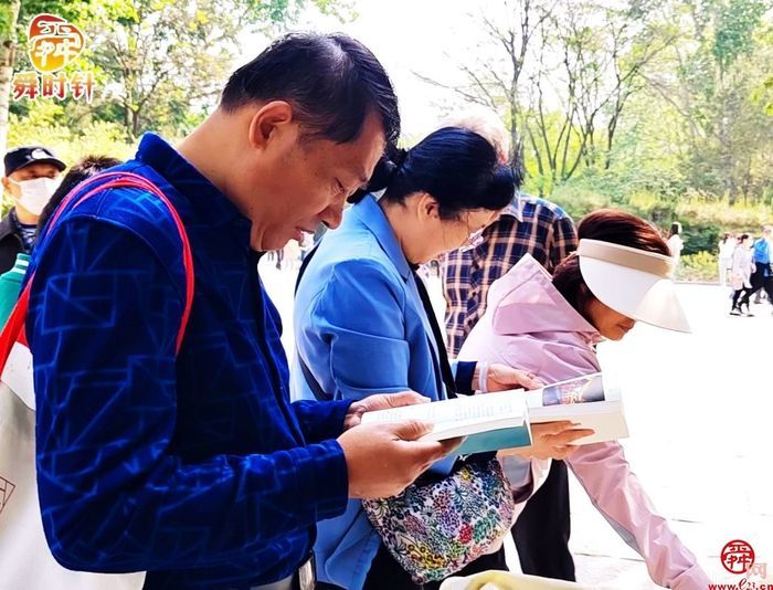 对诗文 诵经典 舜网网友百花公园里“大声读书”