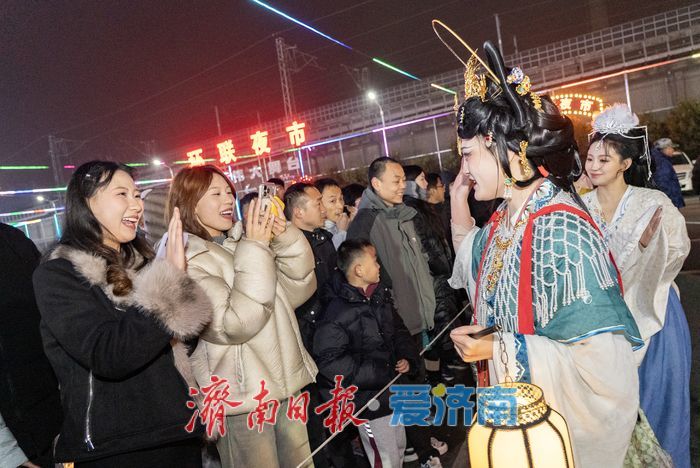 舞龙遇上Coser，烟火气融入文化味：济南环联夜市元宵节“潮”这看