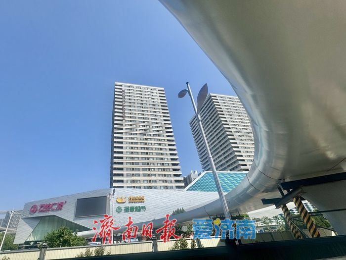 高新万达人行天桥现雏形 预计七月完工投用