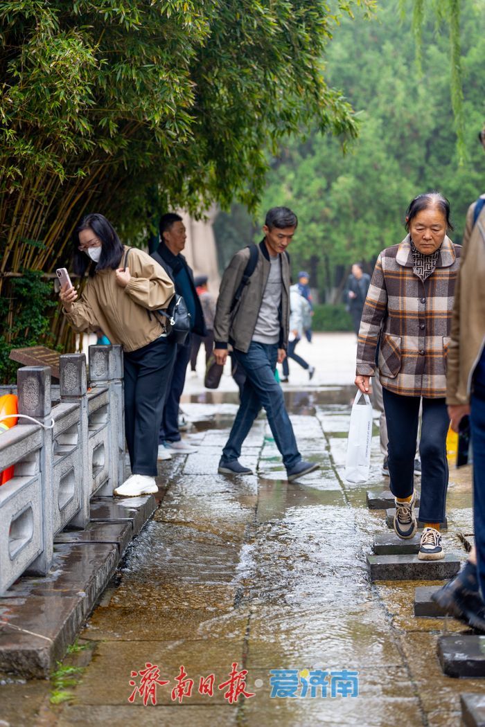 泉水漫溢路成河，保安暖心“护航”绘就园区最美风景