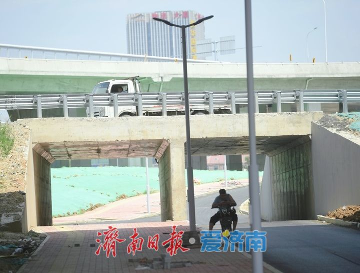 新建零点枢纽互通立交增设行人桥涵，确保安全有序“各行其道”