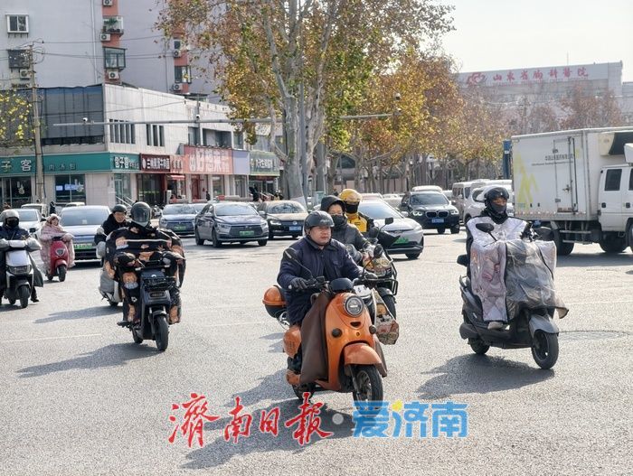 寒潮来袭气温“跳水”，市民“全副武装”出行