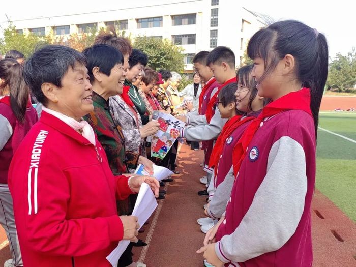 高新区景汇小学与东汇景苑社区老幼同乐，共度重阳