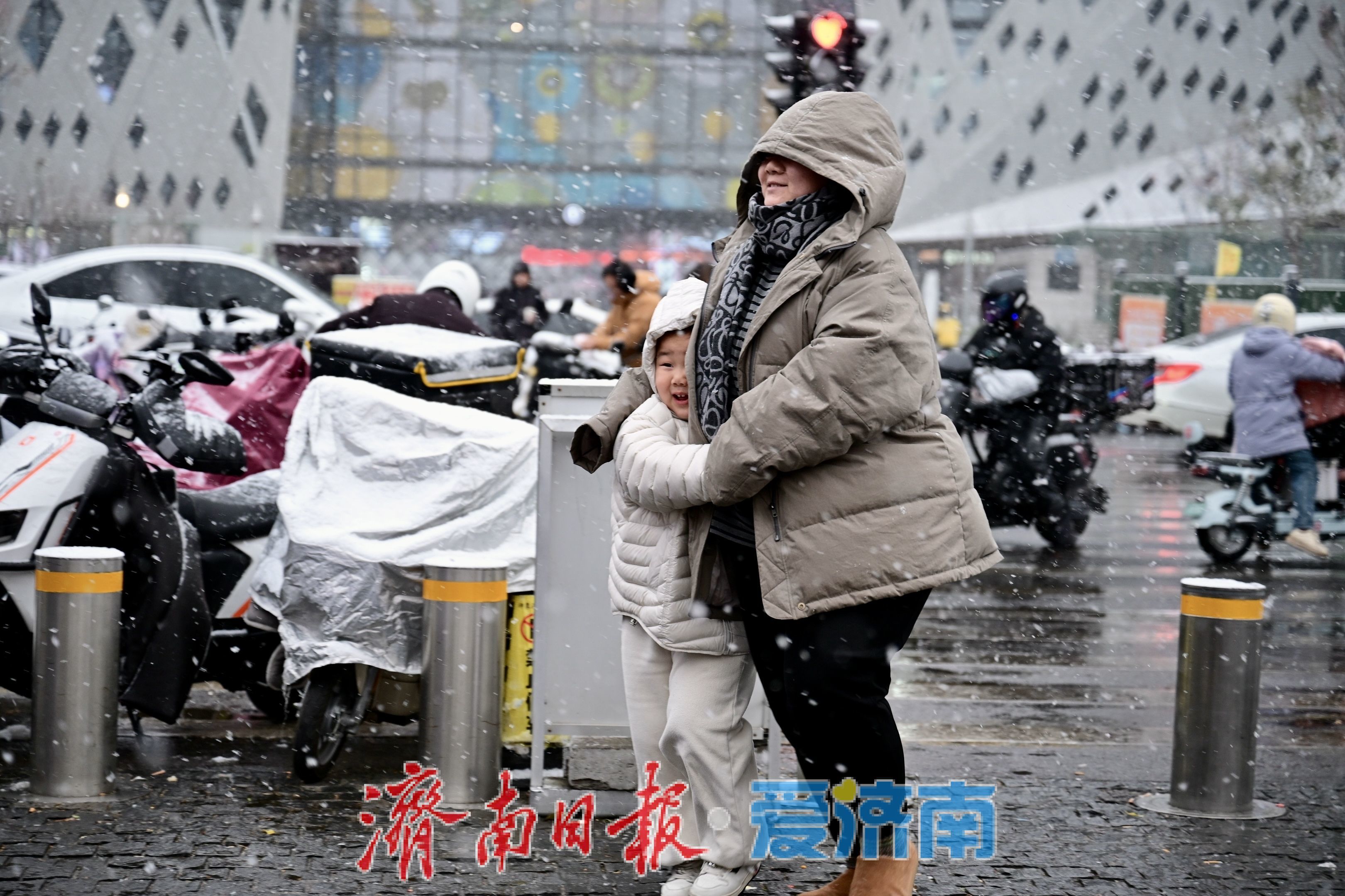 初雪扮靓泉城 行人驻足赏冬日浪漫