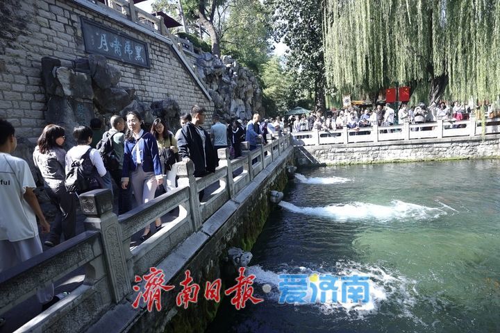 虎泉喷涌处，市集烟火浓