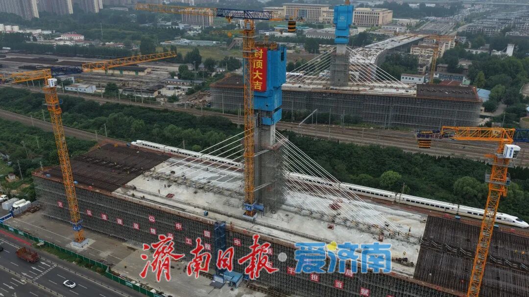 项目强省会｜“转身”倒计时！开源路转体斜拉桥主塔顺利封顶