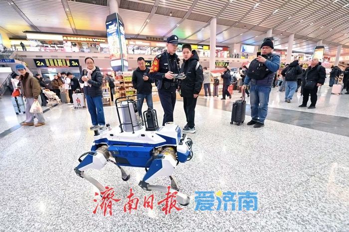 警用“机器狼”亮相济南西站护航春运