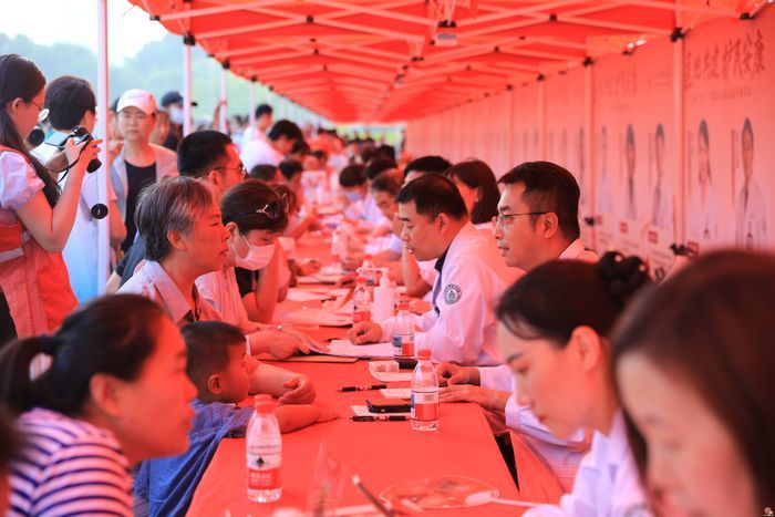 医地共建 双向奔赴——泉城广场升腾为民服务“烟火气”