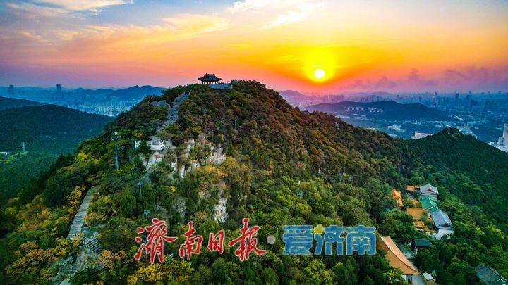 千佛山秋日晚霞铺满泉城天际