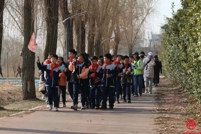 植绿·护绿——济南市经十一路小学四（7）中队开展实践活动