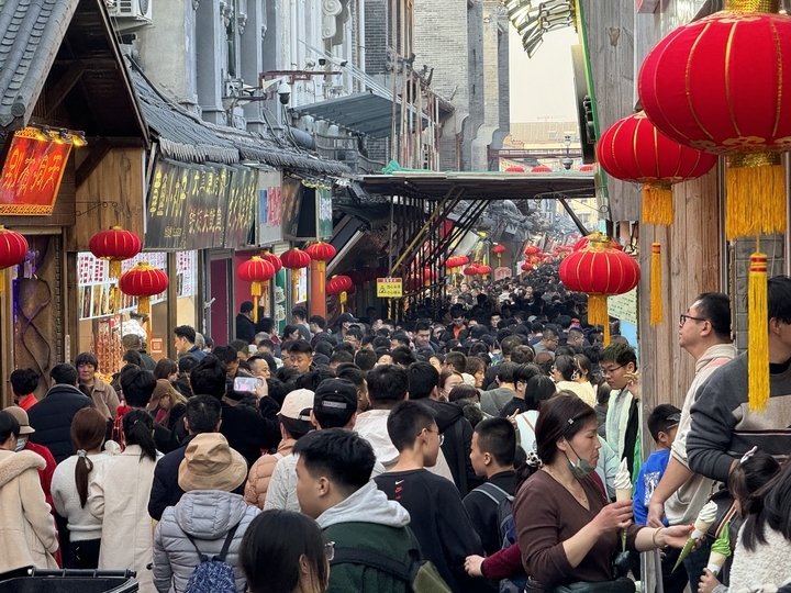 节日里的泉城街头，热闹非凡