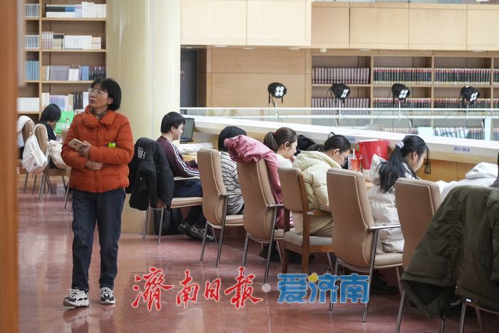 周末阅读“不打烊”，图书馆里书香浓