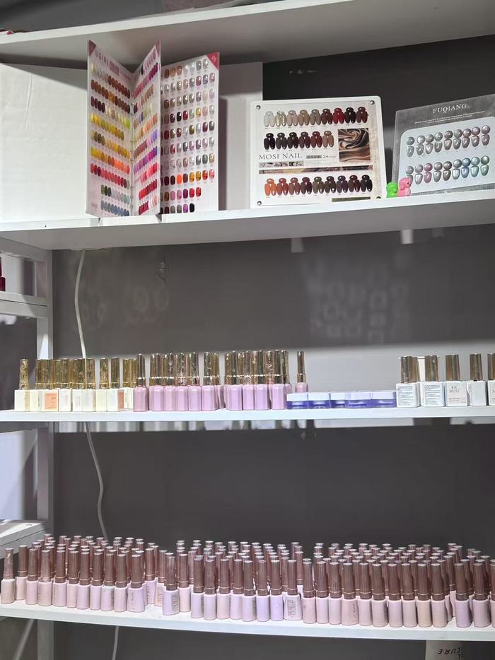 美甲店年前生意火爆，记者探访：有美甲店一天做100多副美甲