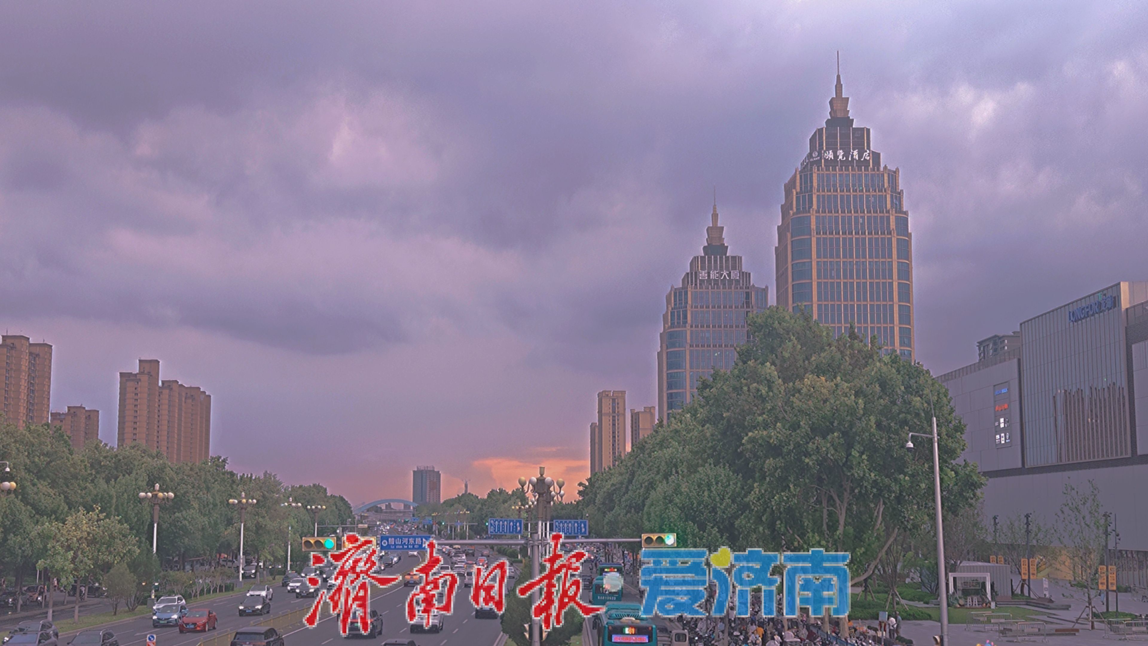 济南天空现“鸳鸯锅”景致