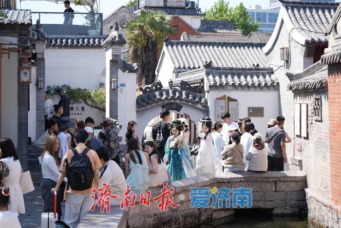 一年四季 泉在济南丨“沉浸式”体验受追捧！假期首日济南起风桥迎打卡热潮