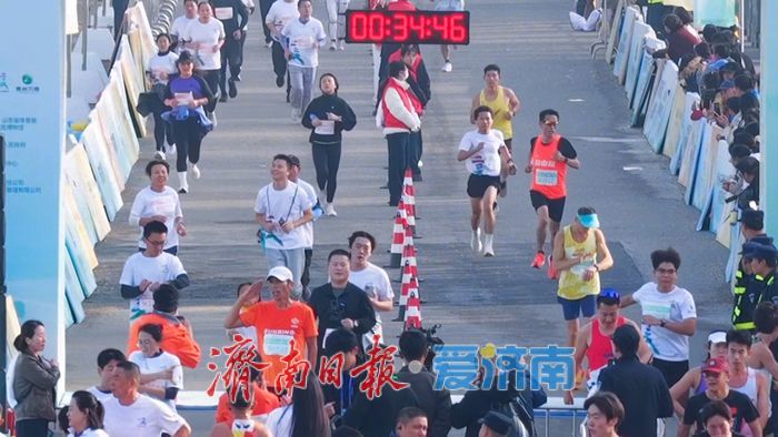 美丽中国·全民健身跑（山东·济南站）在华山历史文化湿地公园鸣枪开跑