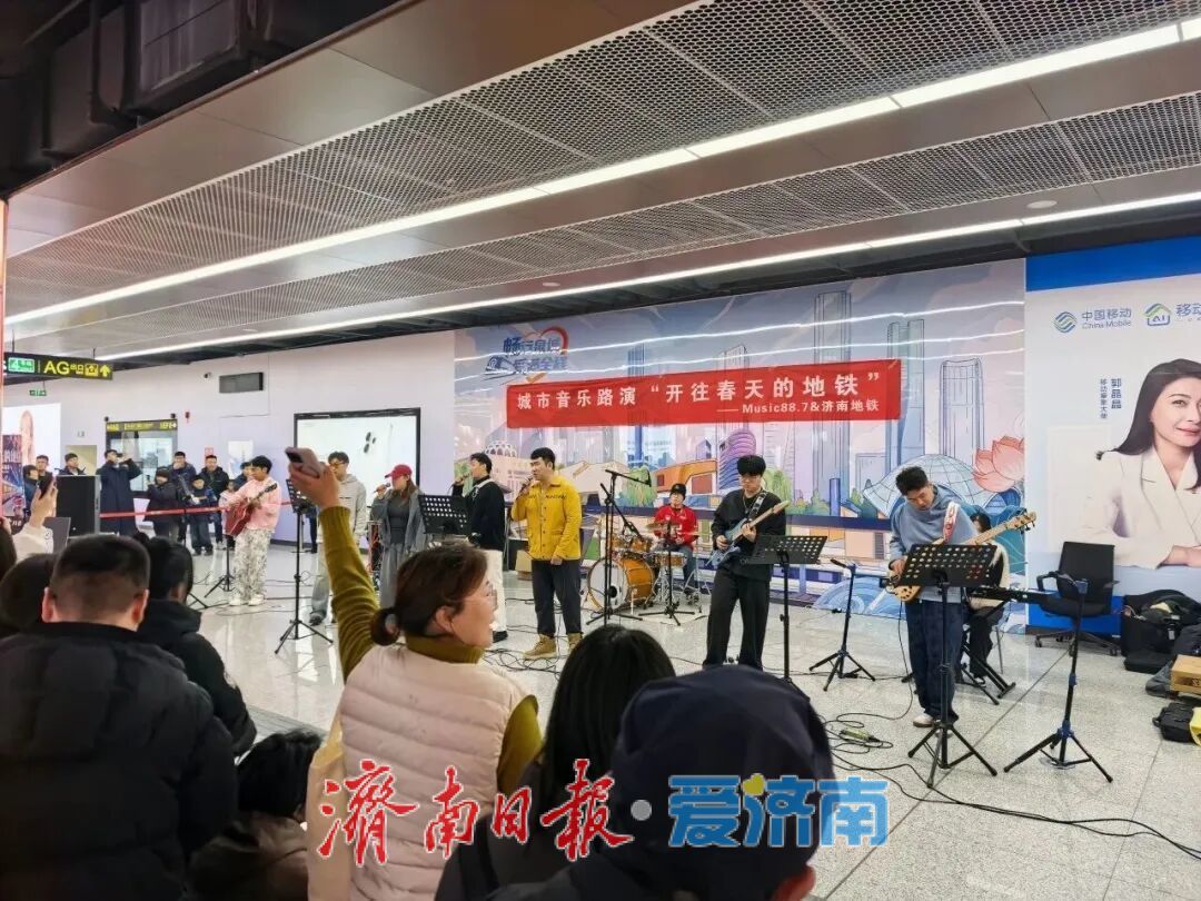 马踏祥云接春风 地铁站里年味浓