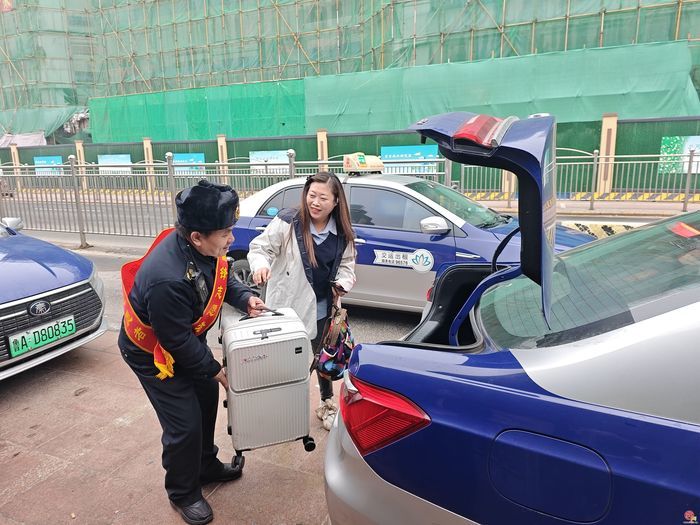 学雷锋践初心 暖心接站迎学子——济南站、济南西站同步开展开学季志愿服务暨三月常态化学雷锋行动