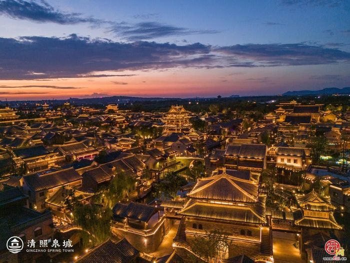 “清照泉城诗歌之夜暨吕德安作品展”于泉畔开幕，诗人艺术家共谱泉城春夜诗章