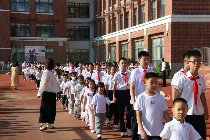 幸福启航  从心出发—济南市历下区龙德学校2026年秋季开学典礼