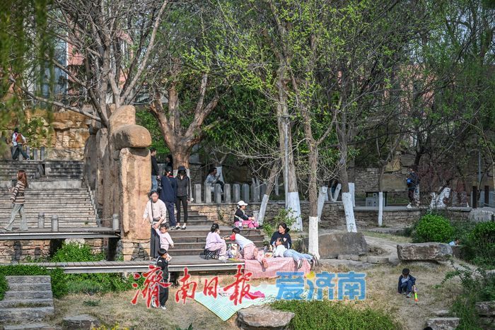 春意盎然腊山河 亲子乐园笑声多