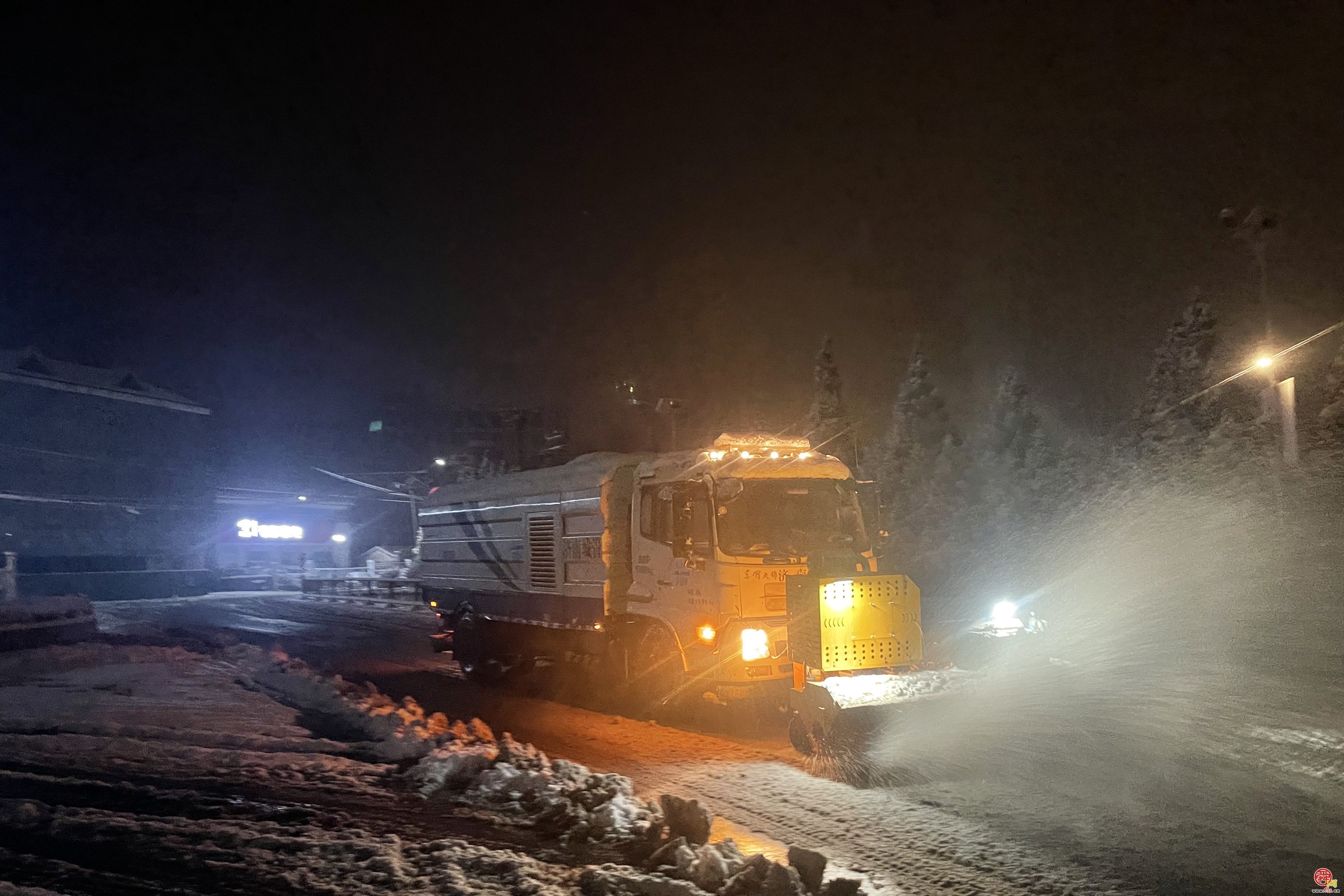暴雪如至，济南城管人昼夜“雪战”确保全城畅行