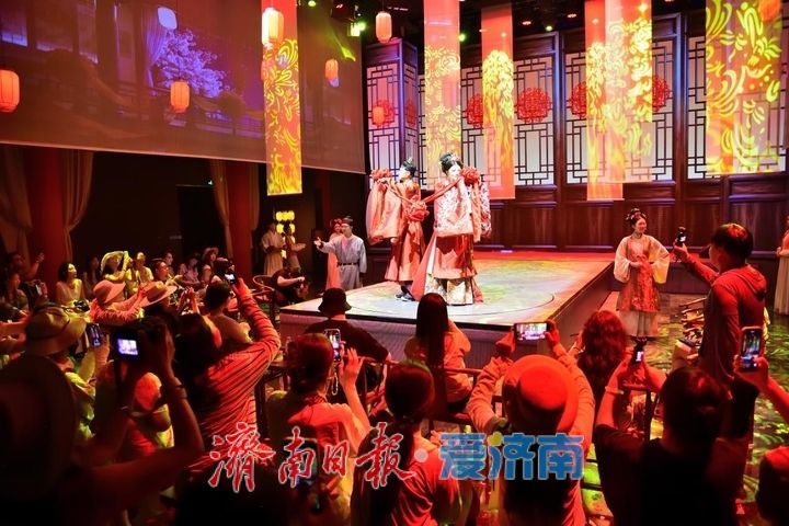 赏泉看戏、湖畔微醺！天下第一泉花式整活，点燃国庆假日热潮