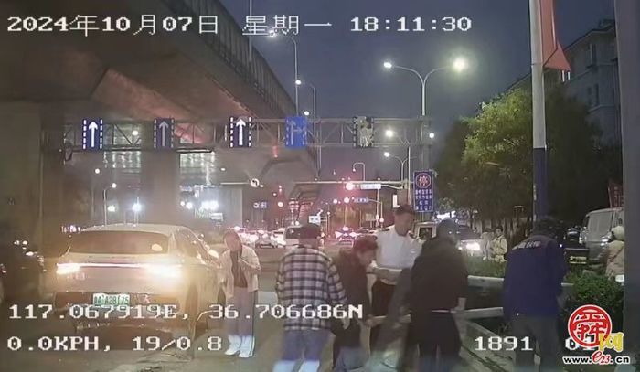 为ta点赞｜隔离栏损坏阻碍交通  济南公交司机乘客化身“清道夫”