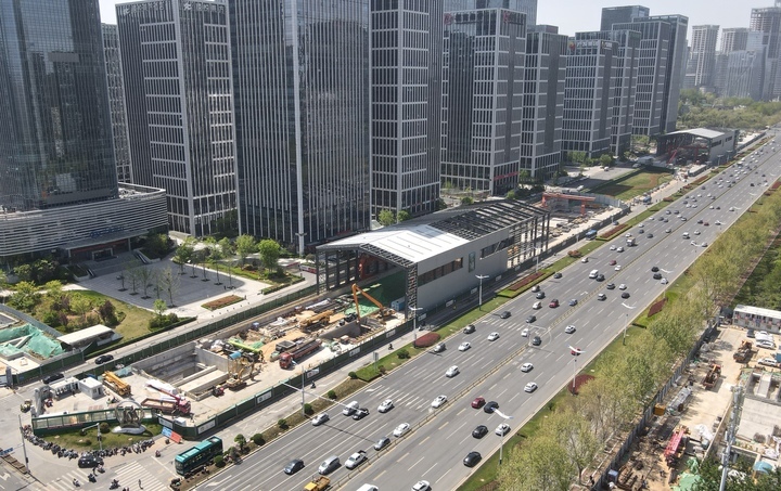 济南轨道交通4号线最大施工罩棚拆除过半