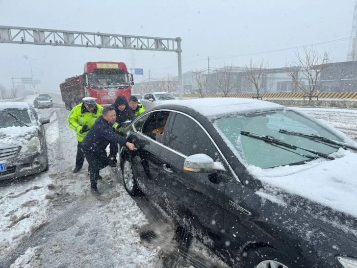 济南各区县以雪为令，全力以赴保畅通护民安