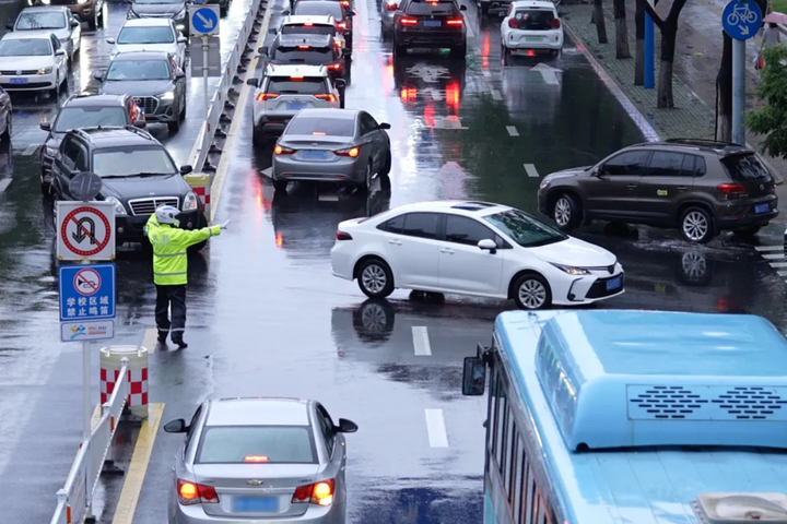 山东多地遭大雾侵袭，“12123”APP、短信平台将向重点人群推送信息，公安全警出动确保道路交通安全畅通