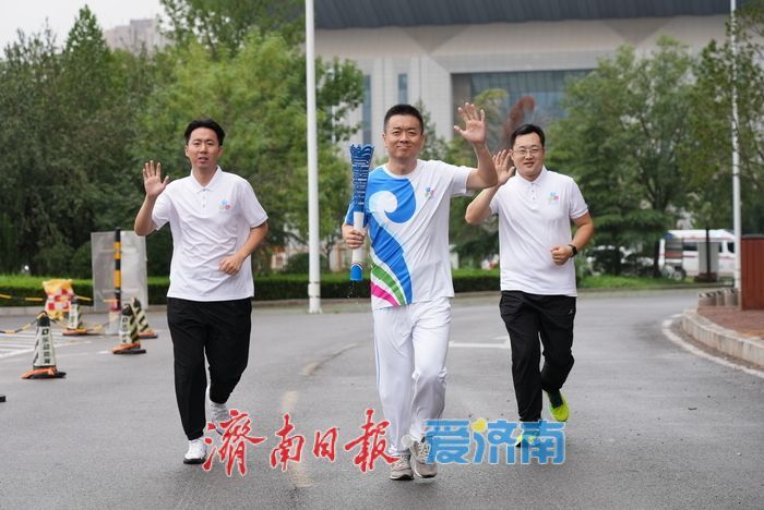 “泉”涌白沙“炬”耀科创 2025济南国际泉水节“泉炬”传递活动历城站举行