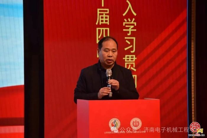 济南电子机械工程学校校长董洪海作典型发言