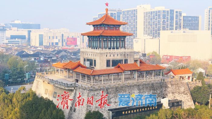 一河碧水映金柳，满城冬韵入泉声