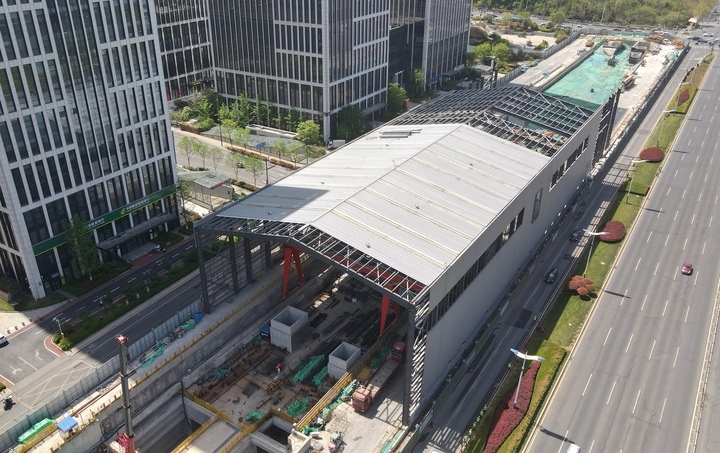 济南轨道交通4号线最大施工罩棚拆除过半