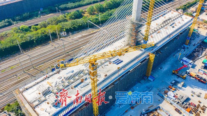 53.8米主塔架起跨铁通道！济南开源路打通东部交通堵点