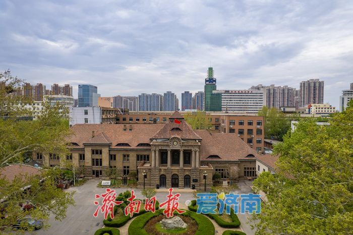 天龙大厦拆除仅剩两层，济南站与胶济铁路老站房终于“见面”