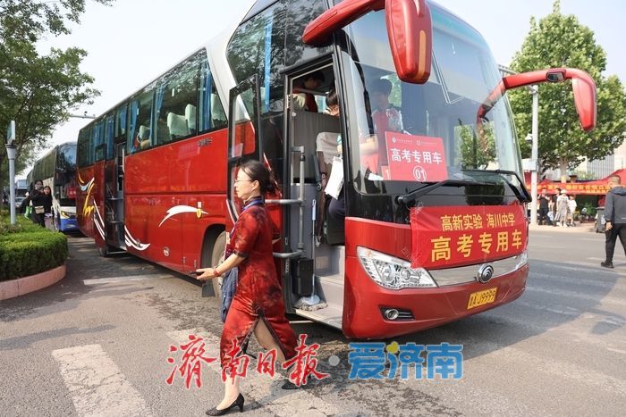高考首日，济南考生信心满满走进考点