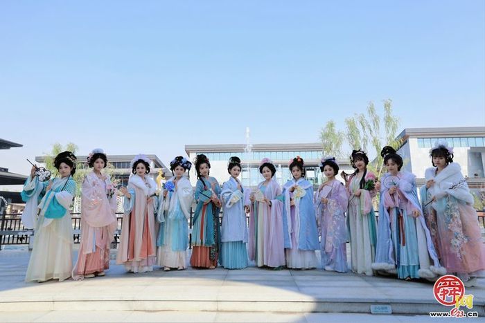 词揽鹊华千年景 易安风骨如梦来 ——如梦令宋词主题演艺乐园盛大开园