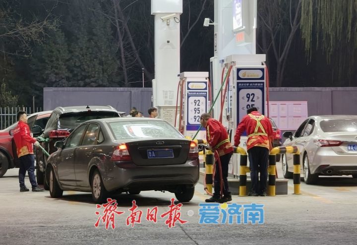 油价上涨前夜迎加油高峰 临时调控为车主减负