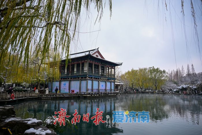 雪后五龙潭银装素裹 游客流连赏景