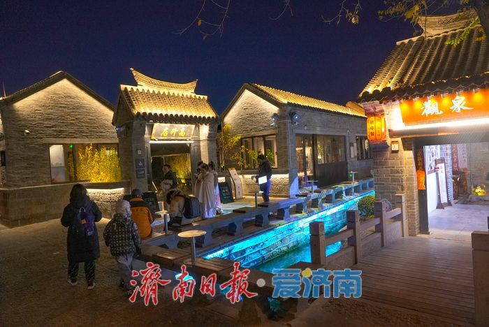 老城冬夜光影醉游人