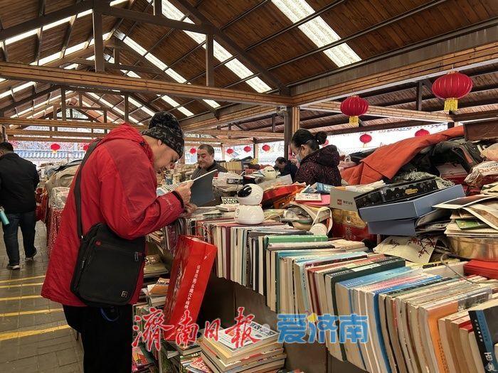 赏花健身淘旧书 济南中山公园解锁春日休闲新方式