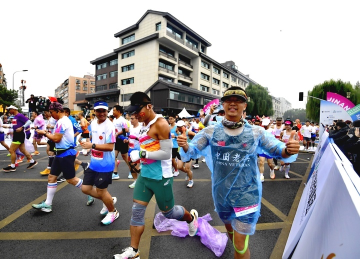 2024济南(泉城)马拉松鸣枪起跑，现场高清大图来了