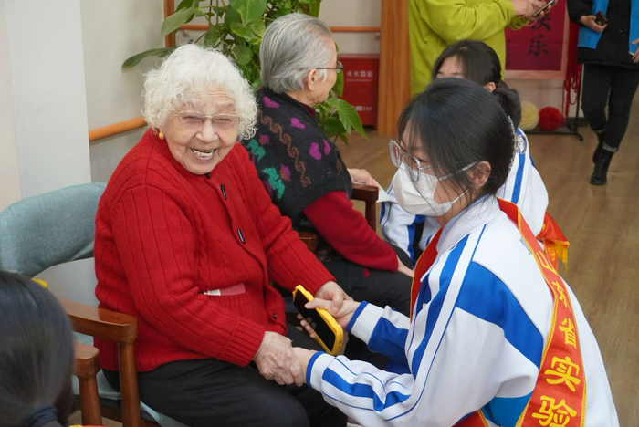 大手拉小手，高中生小学生一同助老学雷锋