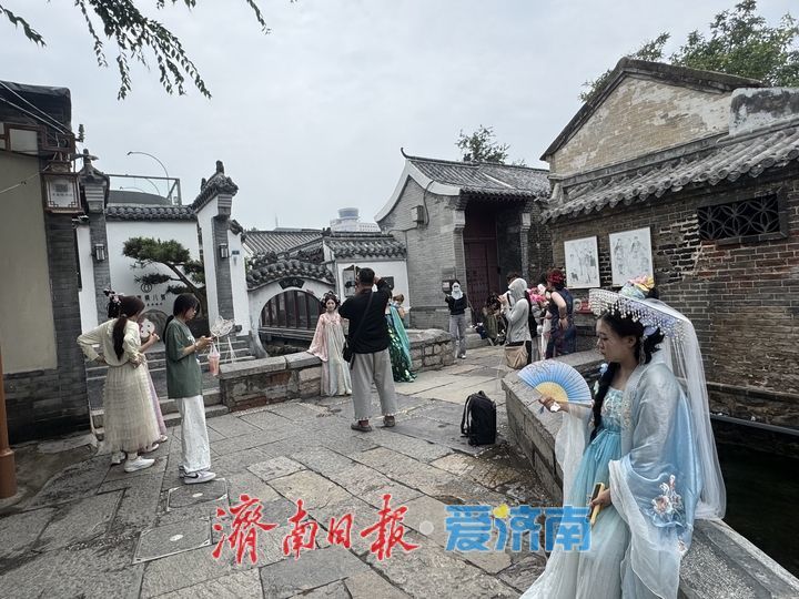 一年四季 泉在济南丨一袭古装，邂逅起凤桥泉巷风光