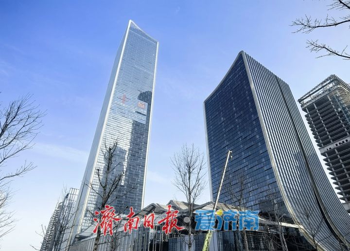 济南信泰中心T1塔楼幕墙工程封顶