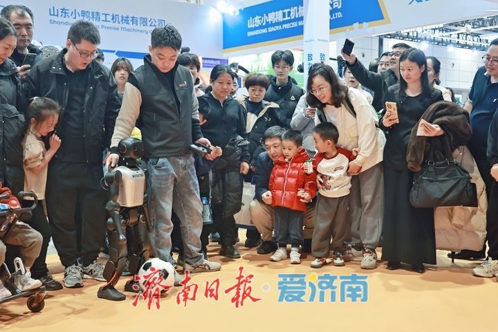 人形机器人足球竞技惊艳装备展